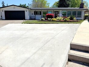 Building Photo - Spacious 4BD/4BA Home with Private Studio, located in the desirable Ferry St Bridge area!