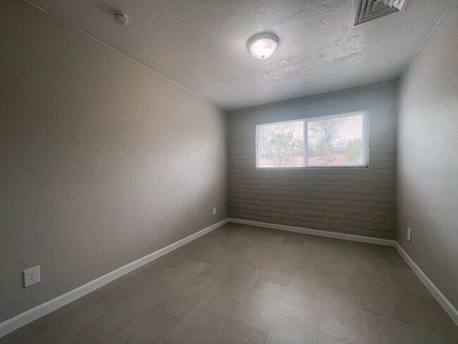 Building Photo - 2330 N Los Altos Ave