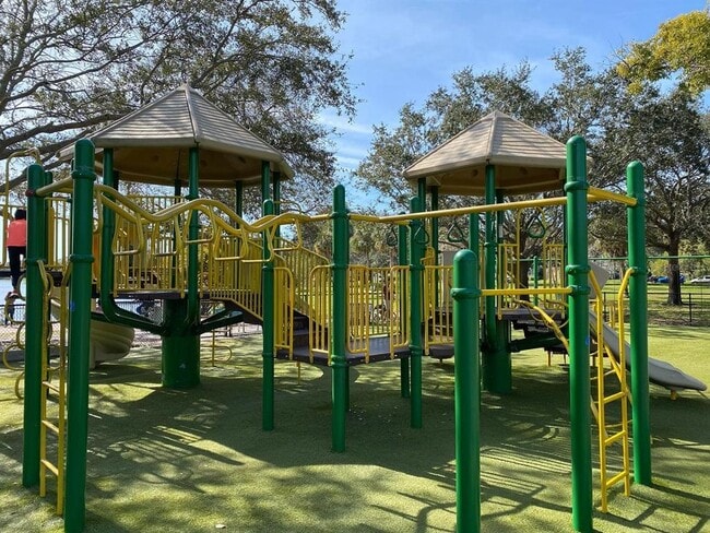 Building Photo - 775 20th Ave N