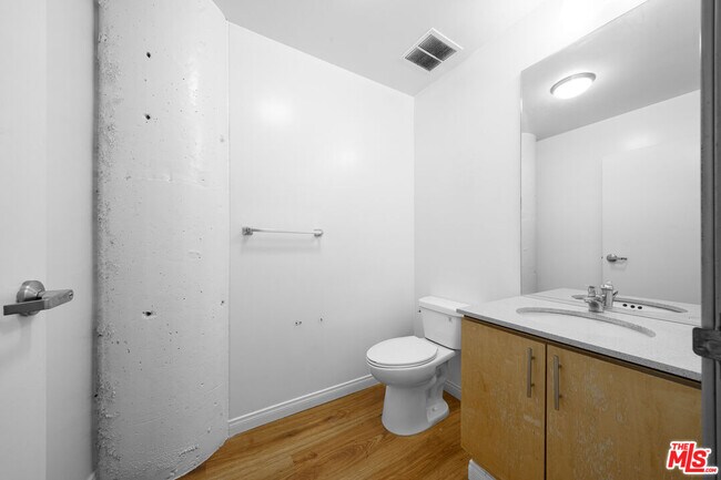 Building Photo - 1130 Flower St