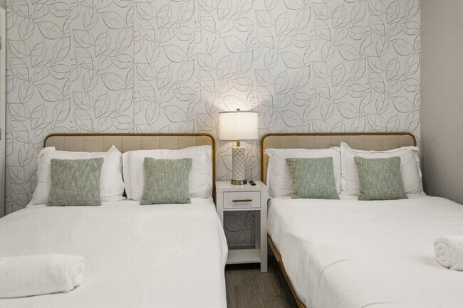 Building Photo - 6612 W Paradise Ln