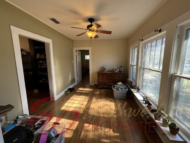 Building Photo - Delightful 2 bedroom, 2 bath with space and charm!!