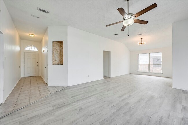 Building Photo - 809 Elbe Dr