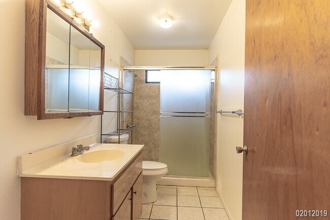 Building Photo - 3BR/2BA/2PKG(TANDEM) STREET LEVEL UNIT IN ...