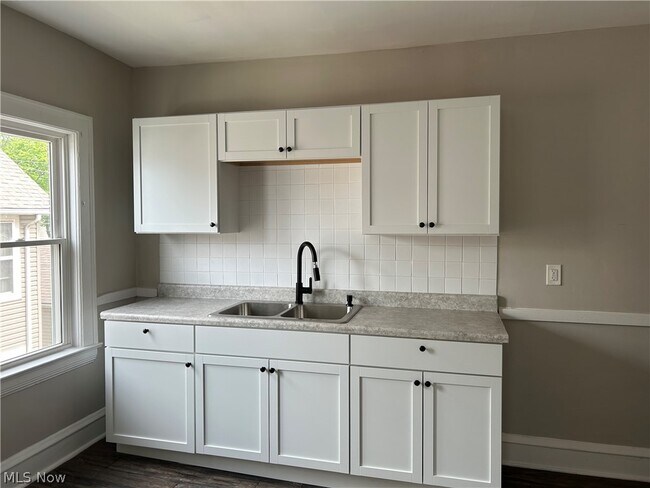 Building Photo - 1311 W 69th St