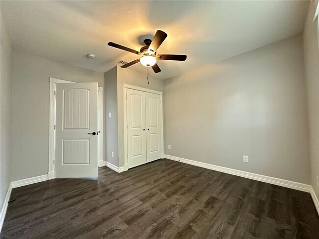 Building Photo - completely renovated 1930 Craftsman bungalow in the sought after Brooke Smith subdivision of Hous...