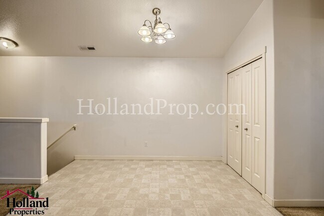 Building Photo - Spacious 2 Bedroom, 2 Bathroom Apartment with Dual Decks in Northeast Portland! NEW PRICE $1,750 !!