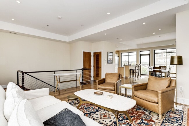 Building Photo - 4464 Greenwich Pkwy NW