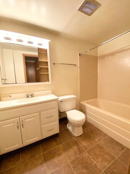 Building Photo - 2740 University Ave