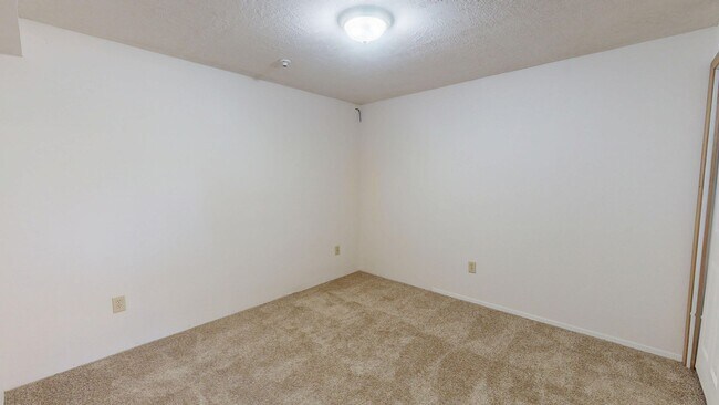 Building Photo - Lake Oswego/ Palisades - Hardwoods, Finished Daylight Basement with Bonus Rooms, Pet Friendly