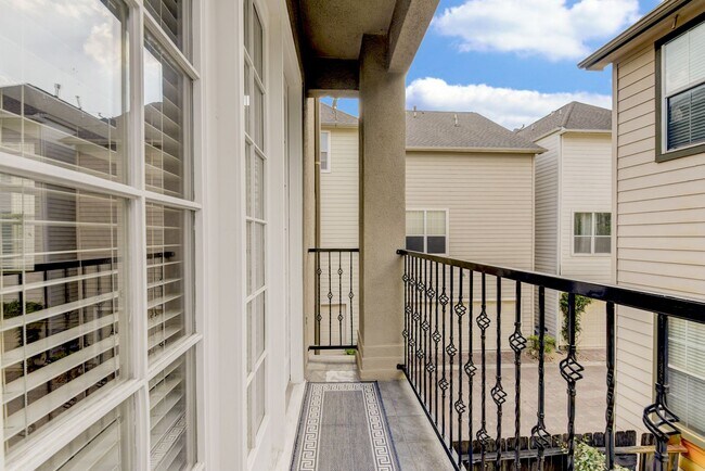 Building Photo - 3 Story home in private gated community!