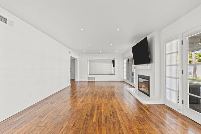 Building Photo - UPGRADED SOUTH OF THE BOULEVARD HOME WITH HUGE BACKYARD!