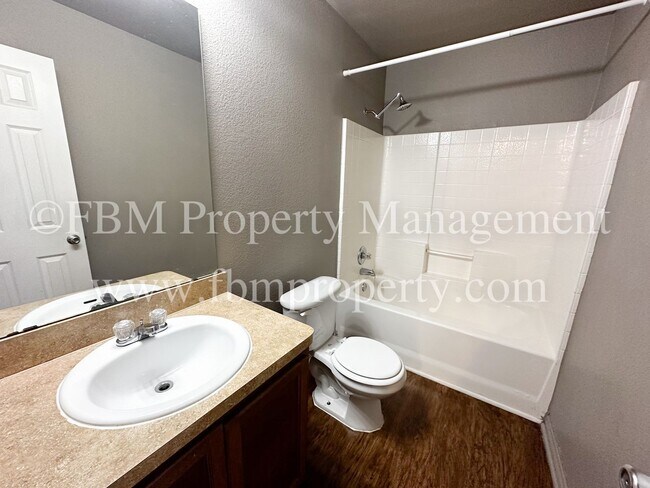Building Photo - 1510 Drexel Drive - Charming 3 Bedroom, 2 Bathroom Brick Duplex in Waxahachie, TX!