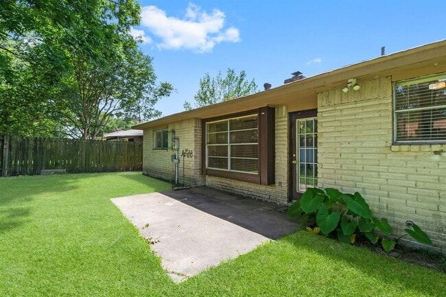 Building Photo - 9718 Shady Tree Ln