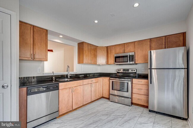 Building Photo - 3 Bedroom 3.5 Bath 3 Level Townhome in Germantown