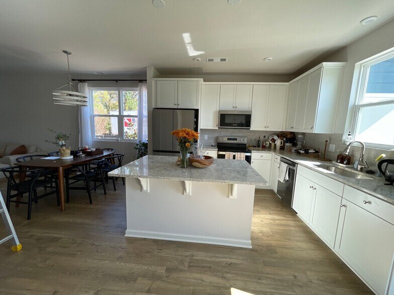Building Photo - 1250 Hope Vlg Wy