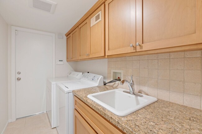 Building Photo - 10347 Cozycroft Ave