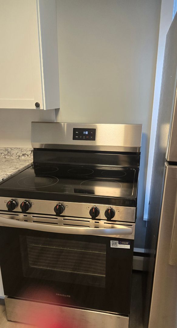 Building Photo - Newly Renovated 1 Bed, 1 Bath Unit in Farm...