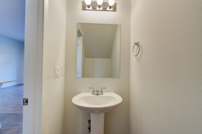 Building Photo - 3 Bedroom/2 Bath townhouse in Kettlecove community