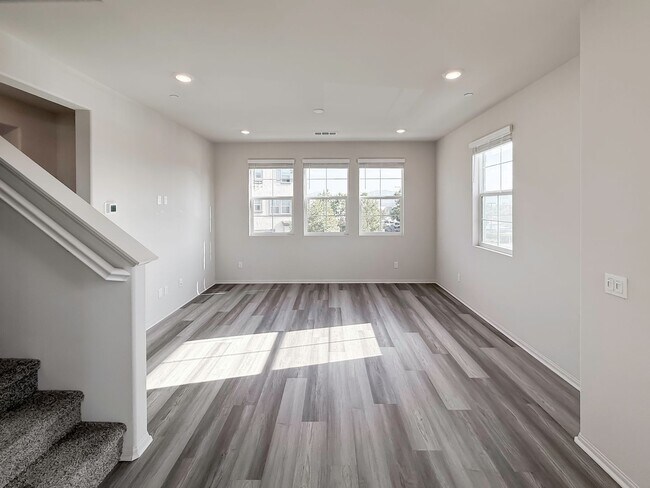 Building Photo - ~ AVAILABLE NOW ~ New Construction Home for Rent in the NEW Heirloom Farms Community in Temecula!