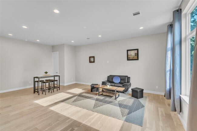 Building Photo - 5912 Midgeley St