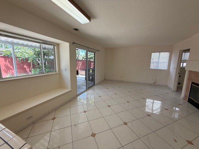 Building Photo - 581 Hellyer Ave