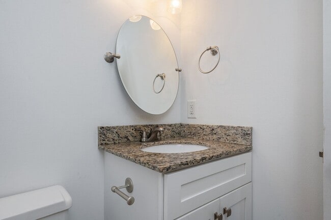 Building Photo - Charming Navarre Home on Nearly Half an Acre