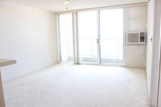 Building Photo - 215 N King St