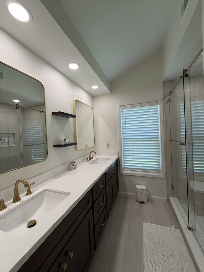 Building Photo - 2211 Brook View Ln