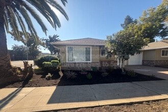 Building Photo - 466 E Pine St