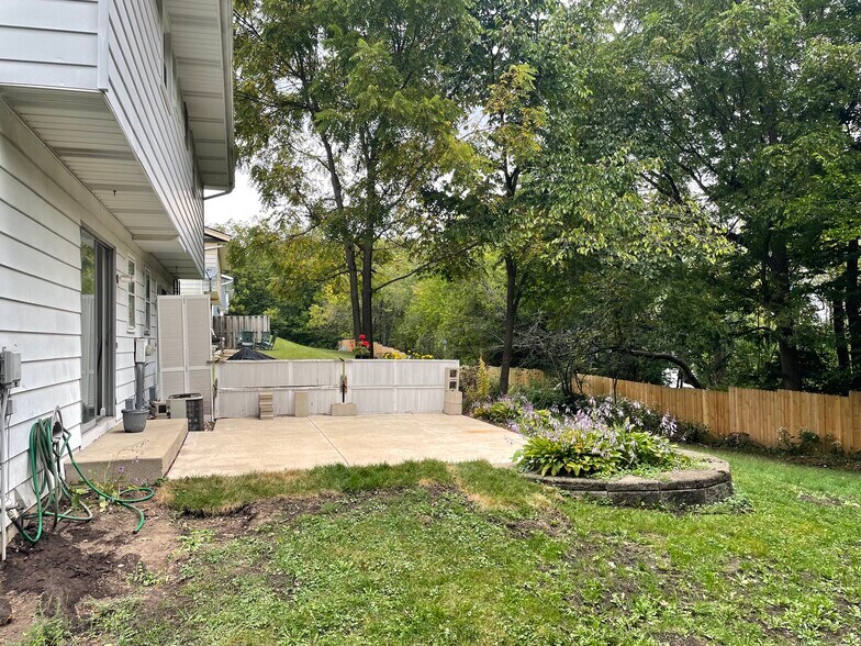Building Photo - 831 Badger Ln