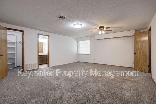 Building Photo - 1701 Oakhurst Ave