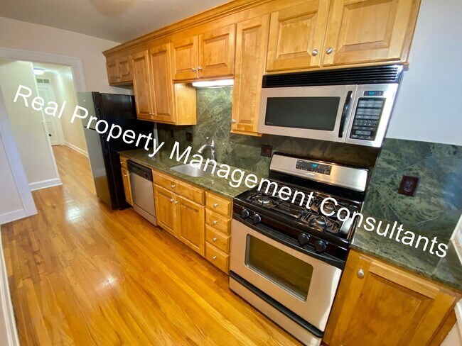 Building Photo - 2-Bed Apartment Close to the Plaza