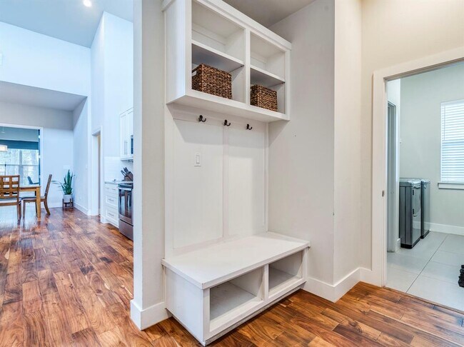 Building Photo - 17215 Oak Cliff Cir