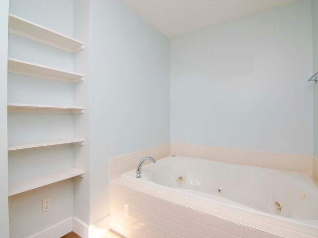 Building Photo - 213 S Moody Ave