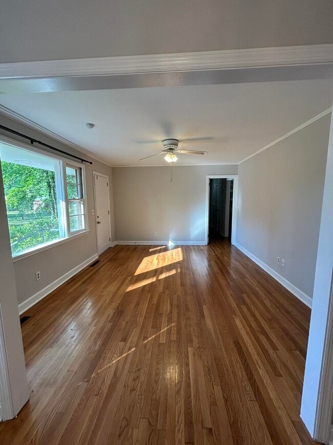 Building Photo - 523 Colonial Dr