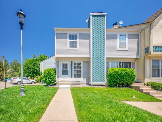 Building Photo - $1,795 // 2-Bed 1-Bath Charming Rowhome in...