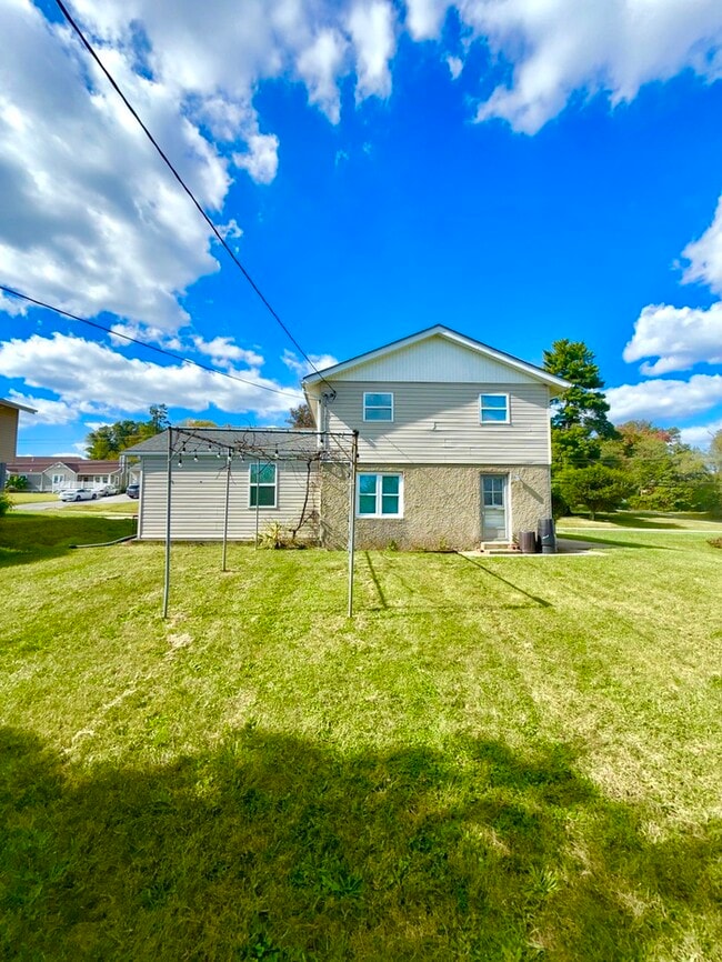Building Photo - 3211 St Lukes Ln