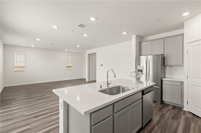 Building Photo - 895 Brookdale Dr