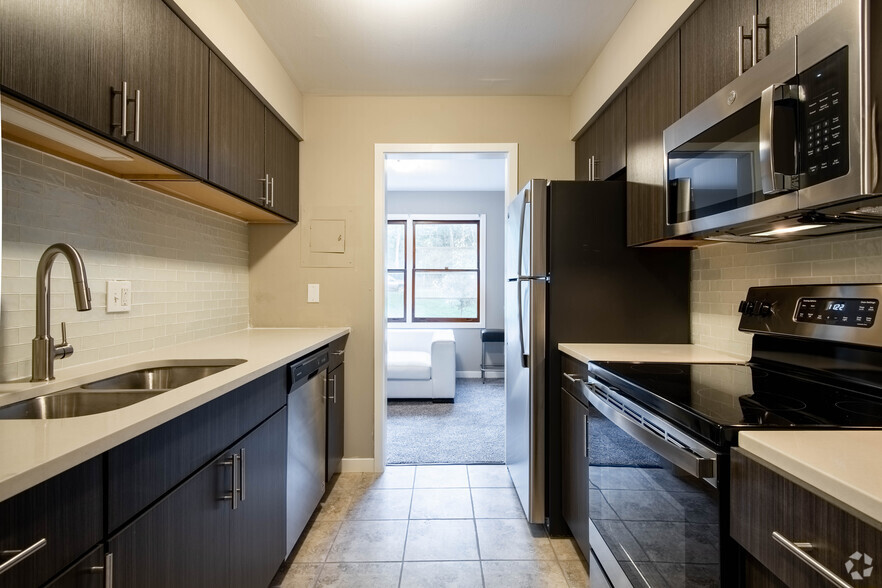 2BR, 1BA - 1065SF - Woodland Reserve Apartments