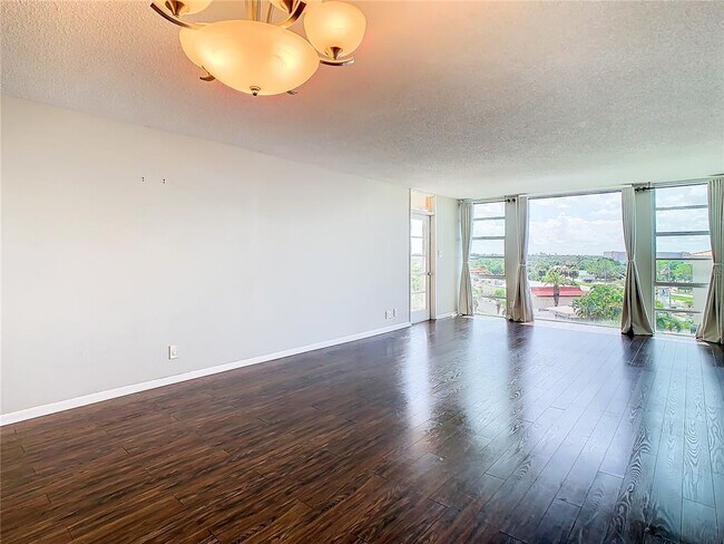Building Photo - 7400 Sun Island Dr S