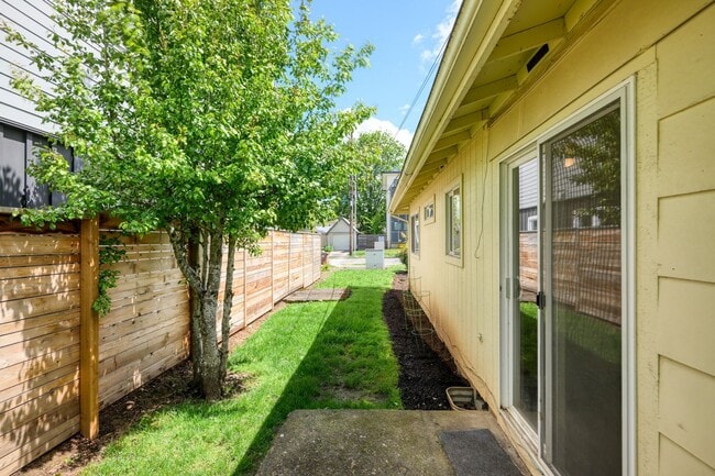 Building Photo - Updated 2 Bedroom, 1 Bathroom Duplex in the Heart of North Portland