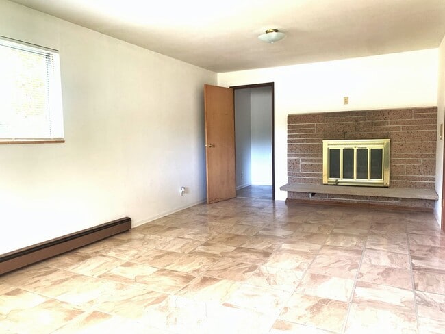 Building Photo - Spacious and bright