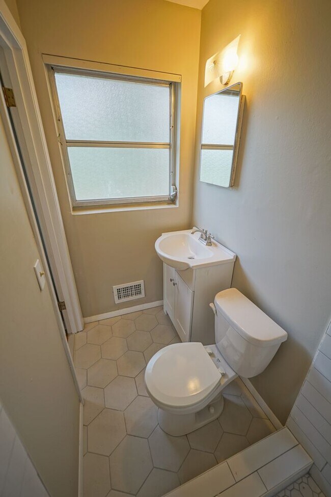 Building Photo - Sublease: Available 7/22/25 Beautiful 4/2 ...