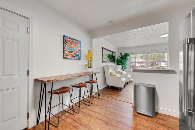 Building Photo - 202 Pine St