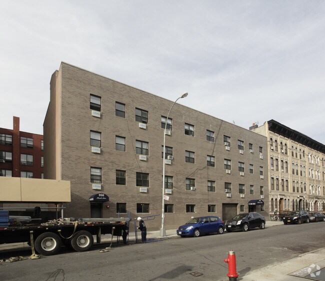 Primary Photo - 950 Kent Ave