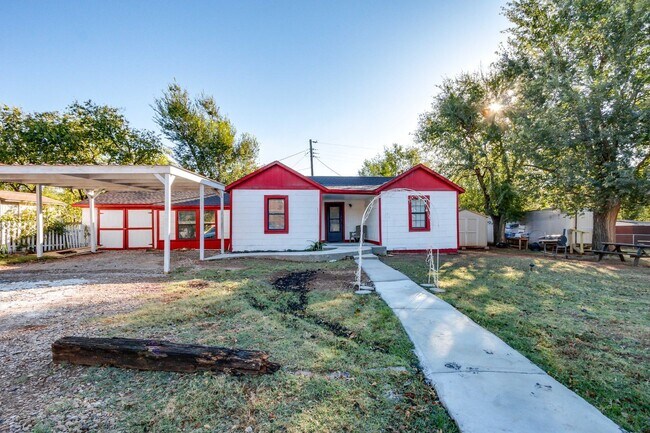 Building Photo - Remodeled three bed house on a quiet cul-de-sac