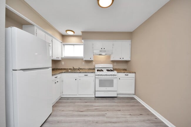 Building Photo - 17111 River Rd