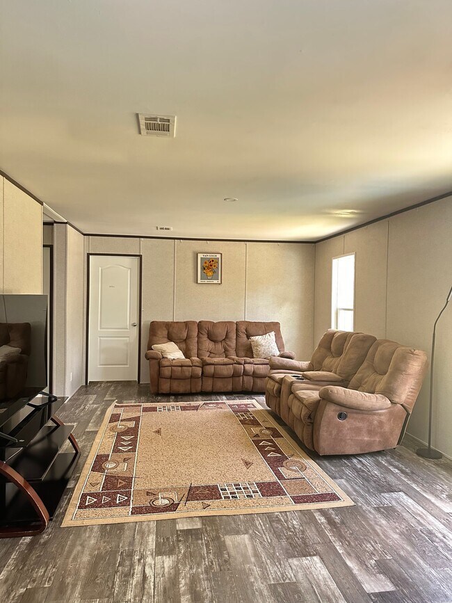 Building Photo - 121 Falcon Fire Pl