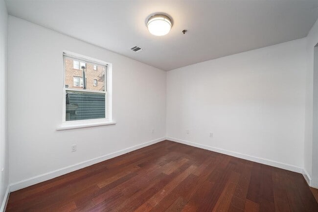 Building Photo - 413-415 9th St